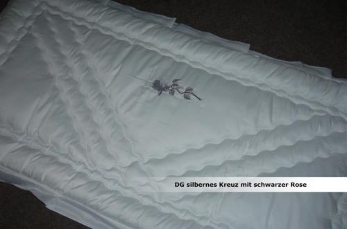 dg-silbernes-kreuz-mit-schwarzer-rose